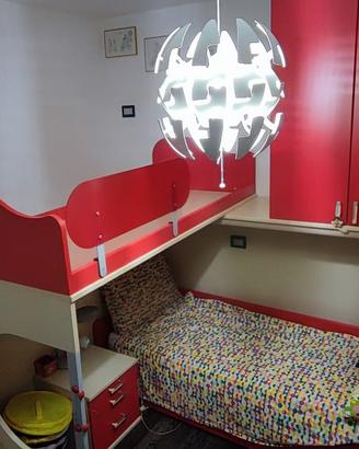 Camera da letto con armadi e letto rialzato