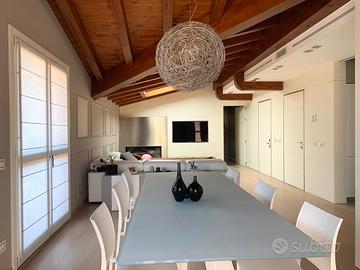 Attico di 150 mq arredato con box doppio e cantina