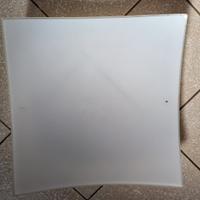 Plafoniera quadrata curva in vetro bianco satinato