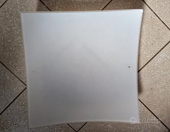 Plafoniera quadrata curva in vetro bianco satinato