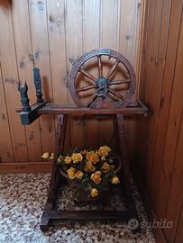 Arcolaio con paiolo in rame e fiori 