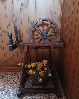 Arcolaio con paiolo in rame e fiori 