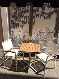 Set da giardino: 1 tavolo e 2 sedie impilabili