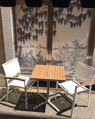 Set da giardino: 1 tavolo e 2 sedie impilabili