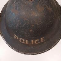 Oggetti militari vari tra cui elmetto MP inglese