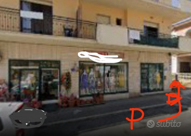 Grande locale commerciale a pianta quadrata