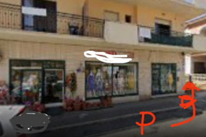 Grande locale commerciale a pianta quadrata