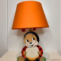 Lampada da tavolo in legno per bambini