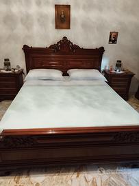 Giroletto matrimoniale in legno e due comodini 
