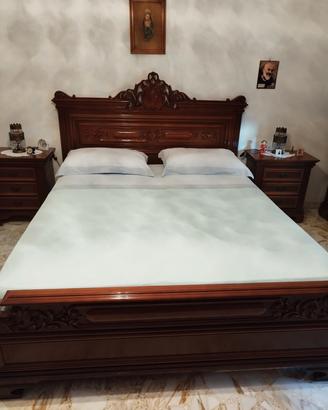 Giroletto matrimoniale in legno e due comodini 