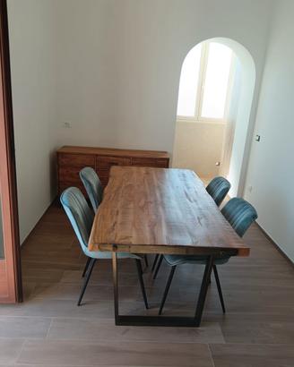 tavolo, madia e poltroncine