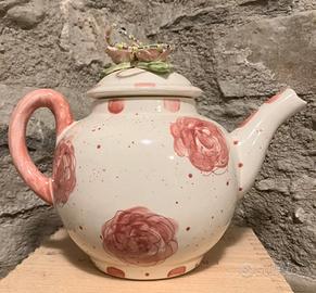 Teiera in ceramica dipinta con rose in rilievo