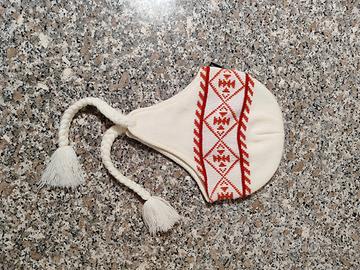 Berretto invernale con paraorecchie e trecce