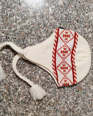 Berretto invernale con paraorecchie e trecce