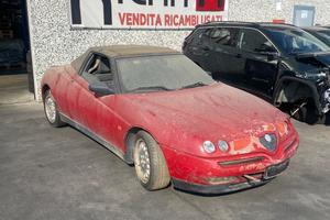 Alfa Romeo GTV cabrio anni 90 abbandonata per rica