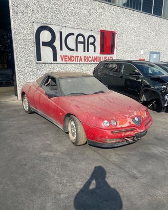 Alfa Romeo GTV cabrio anni 90 abbandonata per rica