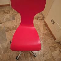 sedia rossa con rotelle