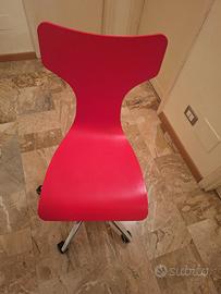 sedia rossa con rotelle