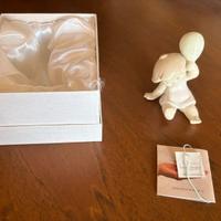 Statuina in porcellana: bimbo con palloncino