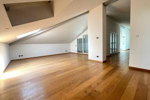 Attico / Mansarda di 275 m² con più di 5 locali a 