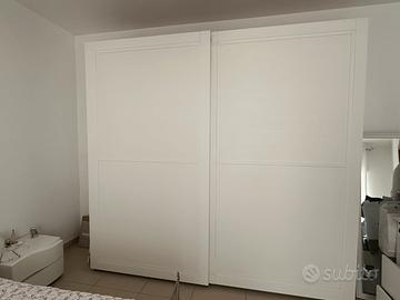 Camera da letto. Set armadio-settimino-comodini