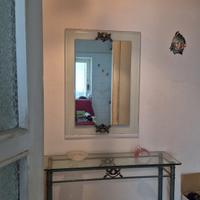 Ingresso, tavolo, lampadario e specchio