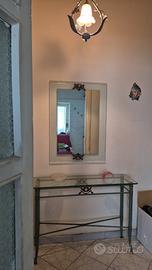 Ingresso, tavolo, lampadario e specchio