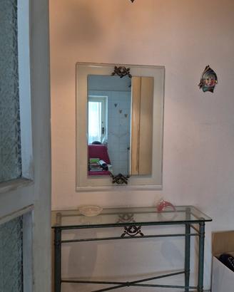 Ingresso, tavolo, lampadario e specchio