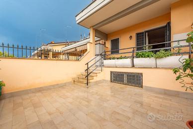 VILLA A SCHIERA A ROMA