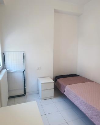 Stanza arredata per studenti universitari