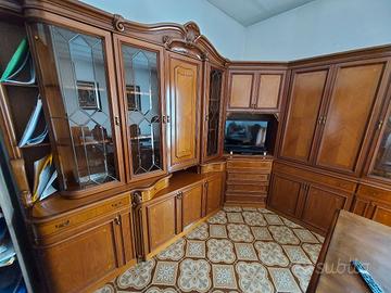 Mobile in legno massello con tavolo e sedie