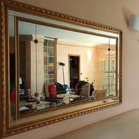 Specchio soggiorno decorato con cornice