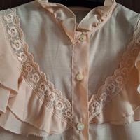 Camicetta elegante con gale e ricami