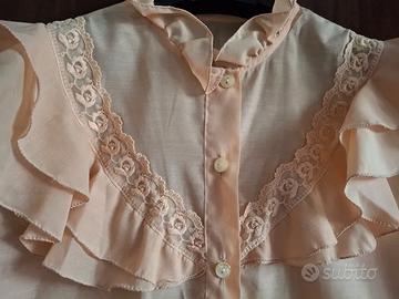 Camicetta elegante con gale e ricami