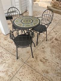 Tavoli e sedie in ferro