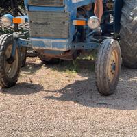 Trattore Ford super dexta 3000 targato con arco e 