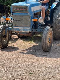Trattore Ford super dexta 3000 targato con arco e 