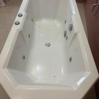 Vasca idromassaggio in vetroresina