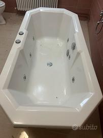 Vasca idromassaggio in vetroresina