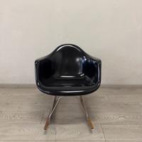 Sedia a dondolo stile Eames nera – Cargo Hightech