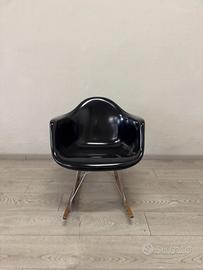 Sedia a dondolo stile Eames nera – Cargo Hightech