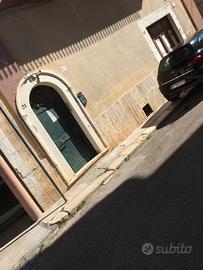 Intero palazzo con annesso giardino e garage