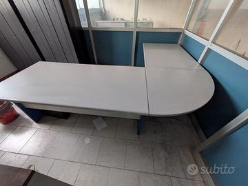 Scrivania da ufficio ad angolo con cassetiera