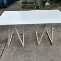 Tavolo scrivania con gambe a cavalletto 