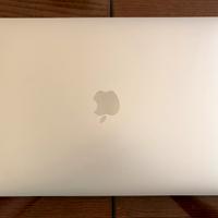 MacBook Pro 13'' , M2, 2022 più custodia Apple
