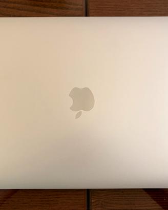 MacBook Pro 13'' , M2, 2022 più custodia Apple