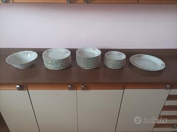 servizio di piatti vintage 
