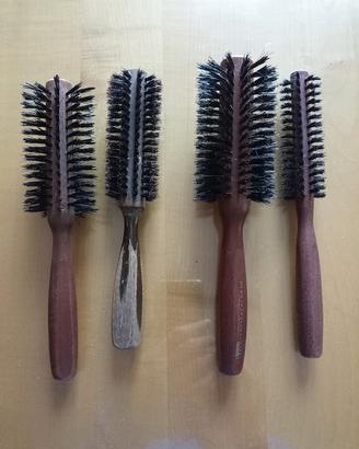 Quattro spazzole per capelli usate (lavate)