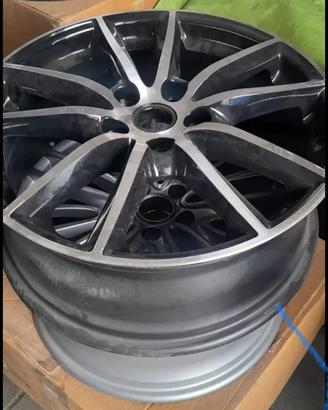 Cerchi in lega da 19’’ con valvole TPMS