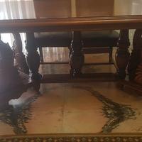 Tavolo noce 6 posti in legno massello con sedie.